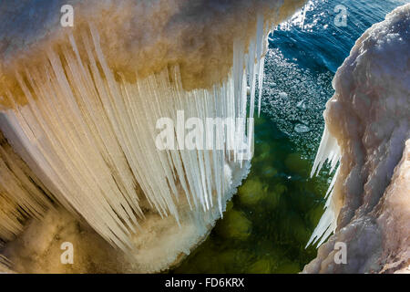 Ghiaccioli formata da spruzzare del lago Michigan onde si infrangono in, Rosy Tumulo Area naturale nei pressi di Grand Haven, Michigan, Stati Uniti d'America Foto Stock