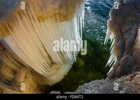 Ghiaccioli formata da spruzzare del lago Michigan onde si infrangono in, Rosy Tumulo Area naturale nei pressi di Grand Haven, Michigan, Stati Uniti d'America Foto Stock