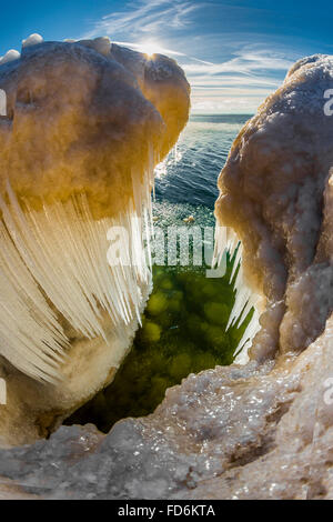 Ghiaccioli formata da spruzzare del lago Michigan onde si infrangono in, Rosy Tumulo Area naturale nei pressi di Grand Haven, Michigan, Stati Uniti d'America Foto Stock