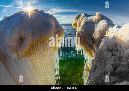 Ghiaccioli formata da spruzzare del lago Michigan onde si infrangono in, Rosy Tumulo Area naturale nei pressi di Grand Haven, Michigan, Stati Uniti d'America Foto Stock