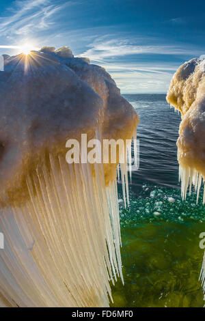 Ghiaccioli formata da spruzzare del lago Michigan onde si infrangono in, Rosy Tumulo Area naturale nei pressi di Grand Haven, Michigan, Stati Uniti d'America Foto Stock