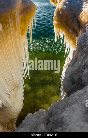 Ghiaccioli formata da spruzzare del lago Michigan onde si infrangono in, Rosy Tumulo Area naturale nei pressi di Grand Haven, Michigan, Stati Uniti d'America Foto Stock