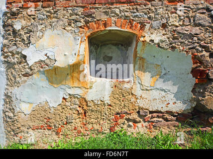 Molto grunge muro di mattoni con la nicchia Foto Stock