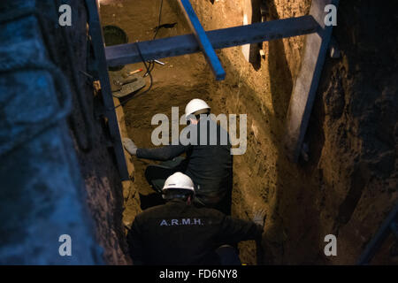 Guadalajara, Spagna. 28 gen, 2016. Esumazione dei cadaveri assassinati da Franco di forze e sepolto in una fossa comune. Lavori effettuati dall'Associazione per il recupero della memoria storica. © Marcos del Mazo/Pacific Press/Alamy Live News Foto Stock