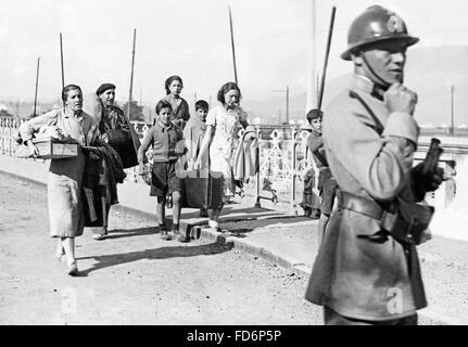 Lo spagnolo rifugiati attraversano il confine francese, 1936 Foto Stock