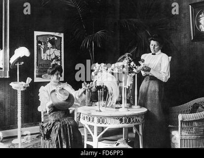 Milliners nella hat salon, 1906 Foto Stock