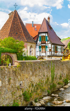 Graticcio di case situate lungo il fiume Weiss kaysersberg, strada del vino, Alsace Haut Rhin Francia Foto Stock