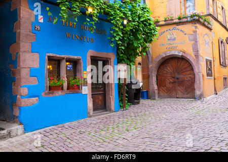 Tipico colorata semi-case con travi di legno in Riquewihr Foto Stock