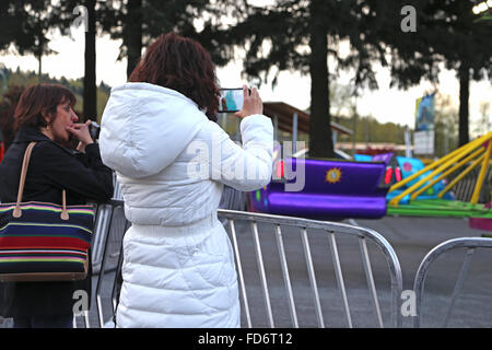 Coquitlam, BC, Canada - 09 Aprile 2015 : Persone divertirsi presso la West Coast divertimenti Carnevale Foto Stock