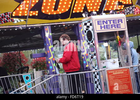 Coquitlam, BC, Canada - 09 Aprile 2015 : persone in fila per entrare autoscontro sezione presso la West Coast divertimenti Carnevale Foto Stock