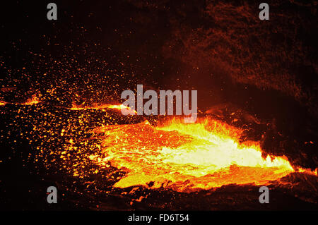 Vulcano Erta Ale e il suo permanente il lago di lava di notte, Danakil depressione, regione di Afar, Etiopia Foto Stock