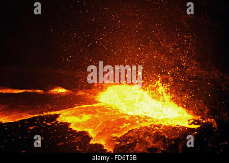 Esplosione nel permanente il lago di lava del vulcano Erta Ale di notte, Danakil depressione, regione di Afar, Etiopia Foto Stock