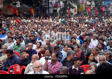 Le persone si radunano stessi seduto con le bandiere in background durante il sit in dimostrazione in Kolkata. Kolkata distretto anteriore sinistra ha organizzato un sit in dimostrazione per protestare contro la violenza nei confronti delle donne. Chit Fund truffa, cattive condizioni delle fatiche del tè giardini, TET truffa, Student Union elezione nei collegi e impegnativa la democrazia in stato. Polit Bureau degli stati e il leader dell opposizione Surya Kanta Mishra, Biman Bose e altri leader frequentare questo sedersi in programma in Ganesh Avenue e Bentick Street attraversamento vicino Lalbazar testa di polizia di quartiere. (Foto di Paolo Saikat/Pacific Stampa) Foto Stock