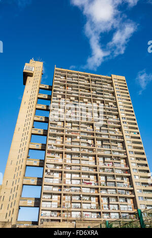 Architettura Brutalist di Trellick Tower alto edificio di appartamenti e un esempio di brutalism da Erno Goldfinger, North Kensington, London, Regno Unito Foto Stock