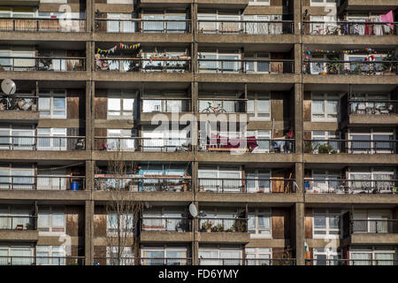 Brutalism: vista ravvicinata di brutalist architettura di Trellick Tower, a nord di Kensington, London, Regno Unito Foto Stock