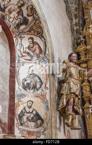 Messicano barocco folk murales dipinti sui soffitti e pareti presso il Santuario di Atotonilco un importante santuario Cattolico in Atotonilco, Messico. Le pitture sono state realizzate da Antonio Martinez de Pocasangre e Jose Maria Barajas per un periodo di trenta anni ed è conosciuta come la Cappella Sistina del Messico. Foto Stock