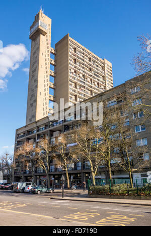 Architettura Brutalist di Trellick Tower alto edificio di appartamenti e un esempio di brutalism da Erno Goldfinger, North Kensington, London, Regno Unito Foto Stock