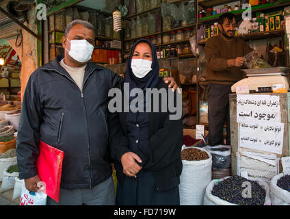 Un paio di indossare maschere facciali per proteggere da virus H1N1 dell'influenza in ganjali bazaar, Central County, Kerman, Iran Foto Stock