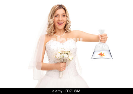 Bionda e giovane sposa matrimonio di contenimento dei fiori e un pesciolino in un sacchetto di plastica isolati su sfondo bianco Foto Stock