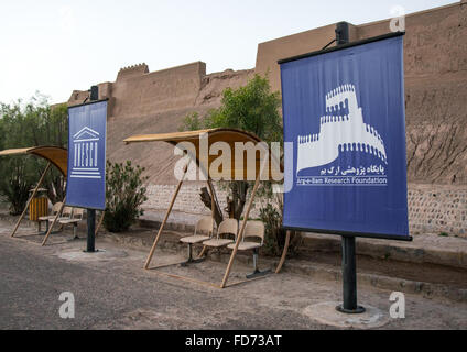 Unesco billboard nella vecchia cittadella di Arg-é bam, Kerman Provincia, Bam, in Iran Foto Stock