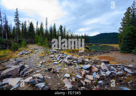 La formazione di scintille lago situato nel centro di Oregon deserto vicino le tre sorelle montagne e superiore rotto vicino a piegare. Foto Stock