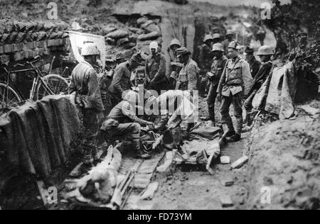 Soldati feriti in corrispondenza di una stazione di medicazione, 1917 Foto Stock