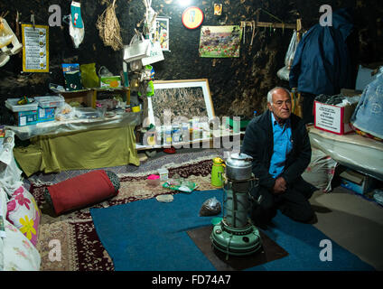 Il vecchio uomo nella sua casa troglodita, Kerman provincia, Meymand, Iran Foto Stock
