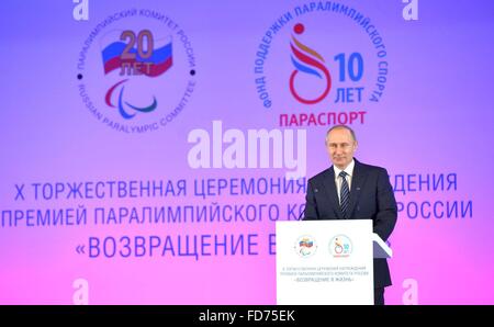 Mosca, Russia. Il 28 gennaio, 2016. Il presidente russo Vladimir Putin parla al ventesimo anniversario del russo Comitato Paralimpico e il ritorno alla vita di premiazione presso lo Stato Kremlin Palace Gennaio 28, 2016 a Mosca, in Russia. Foto Stock