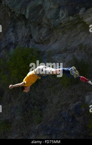 Il Bungy Jumping dallo storico Ponte di Kawarau, Kawarau River, Gola di Kawarau, sud del distretto dei laghi, Isola del Sud, Nuova Zelanda Foto Stock