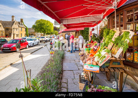 Il display di un ben fornito negozio di paese a Broadway, Worcestershire, England, Regno Unito, Europa. Foto Stock