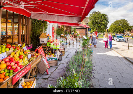 Il display di un ben fornito negozio di paese a Broadway, Worcestershire, England, Regno Unito, Europa. Foto Stock