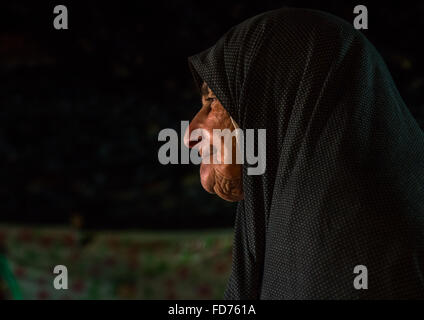 Vecchia donna vedova nella sua casa troglodita, Kerman provincia, Meymand, Iran Foto Stock