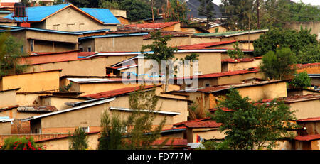 Case locali sul pendio di una collina a Kigali, Ruanda Foto Stock