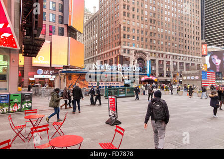 New York Police Dept. costruzione / stazione in Times Square a New York City - insegna al neon, gente che cammina