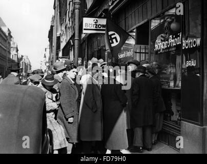 Popolo di Berlino per ascoltare la proclamazione della cosiddetta 'Anschluss', 1938 Foto Stock