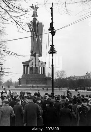 Pubblico l'ascolto della radio su Koenigsplatz a Berlino, 1938 Foto Stock