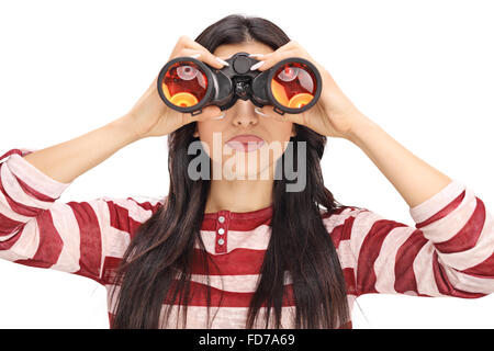 Studio shot di una giovane donna che guarda attraverso il binocolo nero isolato su sfondo bianco Foto Stock