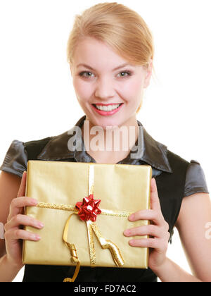 Vacanze amore e felicità concetto - una bella ragazza bionda con golden confezione regalo isolato Foto Stock
