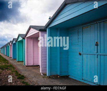 Spiaggia di capanne in Southsea, Portsmouth, Inghilterra. Bloccato per l'inverno con scuri rainclouds nel cielo sopra Foto Stock