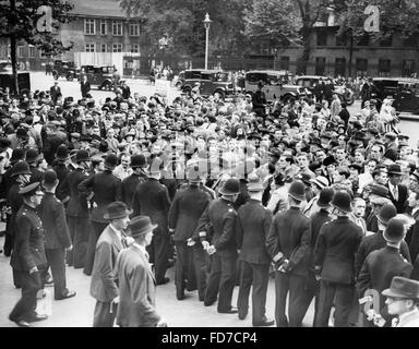 La Folla di fronte 10 Downing Street, Londra 1938 Foto Stock