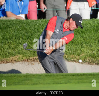 San Diego, California, Stati Uniti d'America. 28 gen, 2016. Phil Mickelson hits fuori del bunker lungo il lato destro del xviii verde del sud corso durante il primo round di agricoltori assicurazioni aperto al campo da Golf di Torrey Pines, a San Diego, California. Justin Cooper/CSM/Alamy Live News Foto Stock