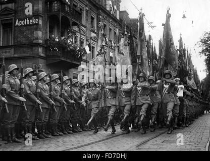 Bandiera sfilata della Reichswehr al Rally di Norimberga, 1935 Foto Stock