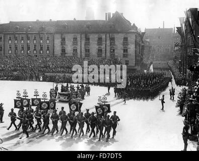 Sfilata di SA prima di Adolf Hitler durante il Rally di Norimberga, 1938 Foto Stock