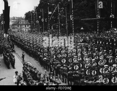 Sfilata di standard in Weimar prima di Adolf Hitler, 1936 Foto Stock