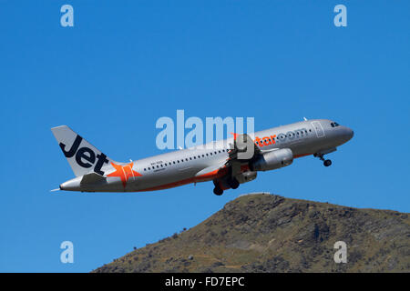 Jetstar Airbus A320 piano decollo dall'Aeroporto di Queenstown, Otago, Isola del Sud, Nuova Zelanda Foto Stock