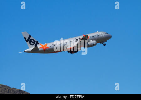 Un JetstarAirbus320 piano decollo dall'Aeroporto di Queenstown, Otago, Isola del Sud, Nuova Zelanda Foto Stock