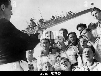 Marine con Marine-HJ (navale Gioventù Hitleriana) membri, 1944 Foto Stock