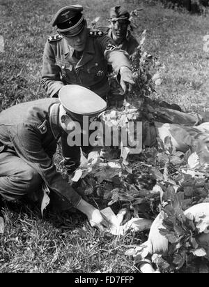 Esercizio di campo in un HJ campo di addestramento militare in Ziegenort, 1943 Foto Stock