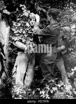 Esercizio di campo in un HJ campo di addestramento militare in Ziegenort, 1943 Foto Stock