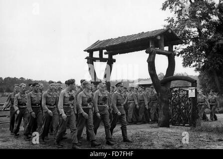 Elementi di HJ marzo in un campo di addestramento militare, 1942 Foto Stock